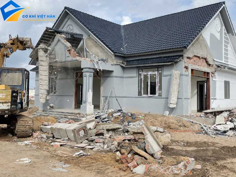 Phá dỡ nhà cũ