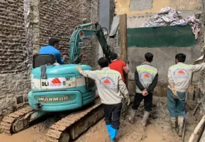 Phá dỡ nhà cũ tại xã Hồng Vân