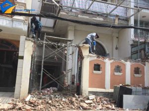 Phá dỡ nhà cũ