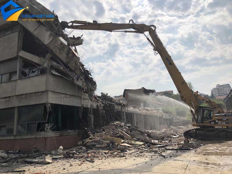 Phá dỡ nhà cũ